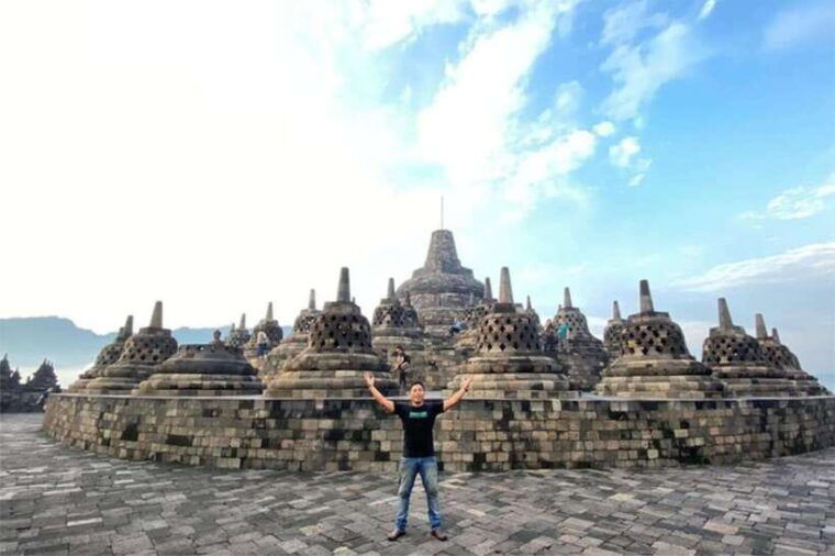 yogyakarta-borobudur-climb-up-prambanan-tour-with-pickup