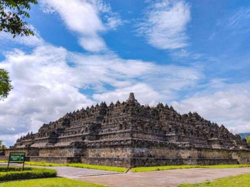 yogyakarta-borobudur-climb-up-tour-half-day