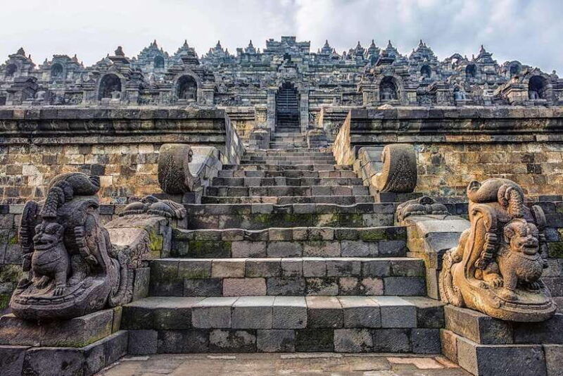 yogyakarta-borobudur-climb-up-tour-half-day