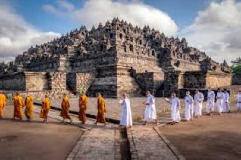 yogyakarta-borobudur-climb-up-tour-half-day