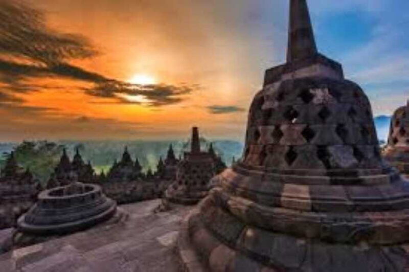 yogyakarta-borobudur-climb-up-tour-half-day