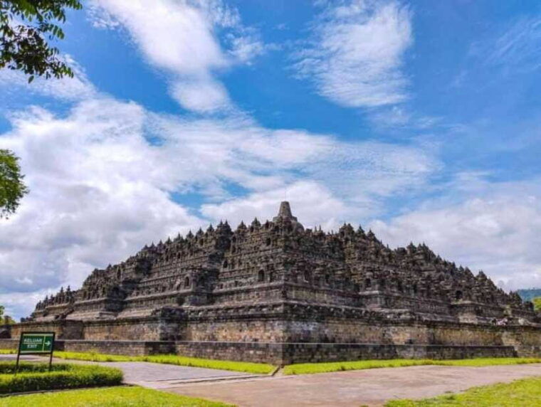 yogyakarta-borobudur-climb-up-tour-half-day