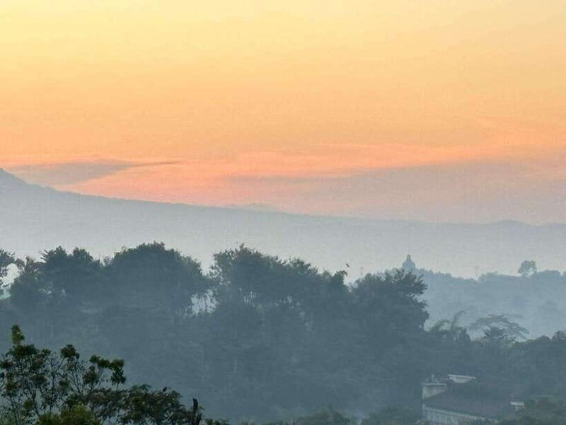 yogyakarta-borobudur-climbup-prambanan-tour-all-inclusive