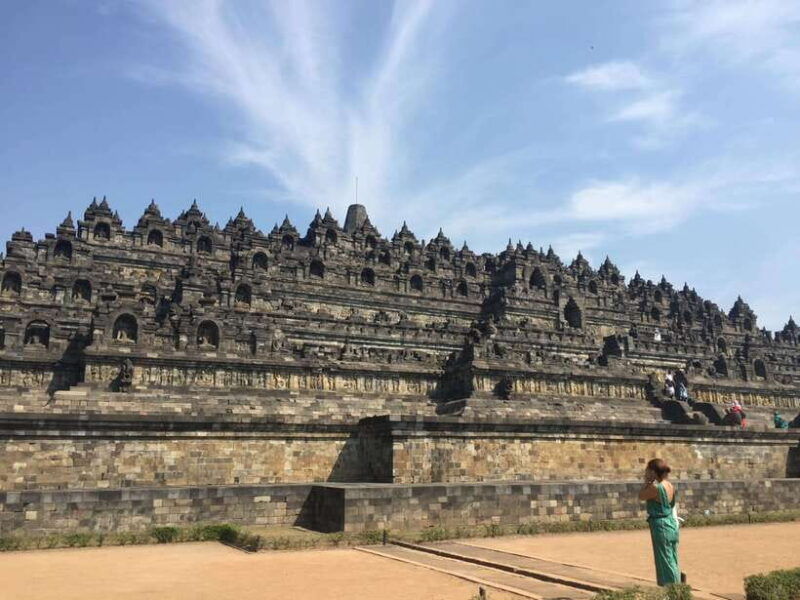 yogyakarta-borobudur-climbup-tour-pickup-and-transfer