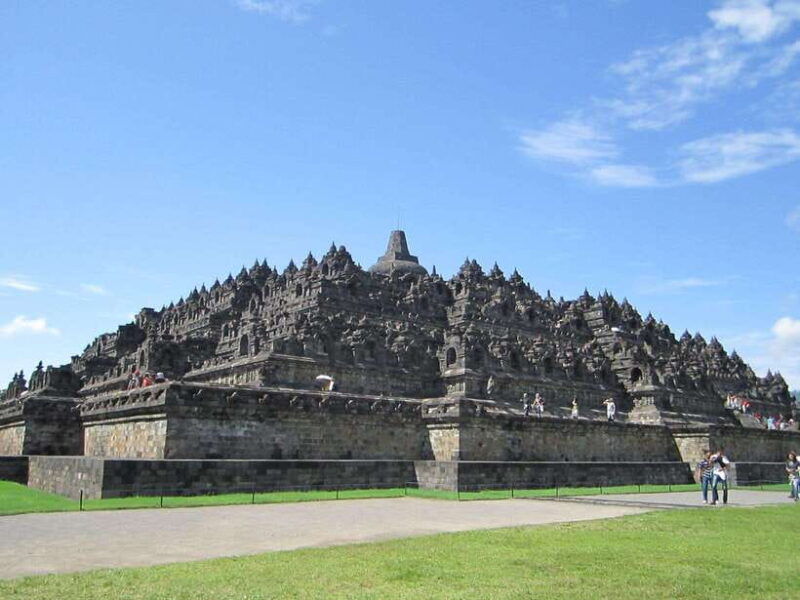 yogyakarta-borobudur-climbup-tour-pickup-and-transfer