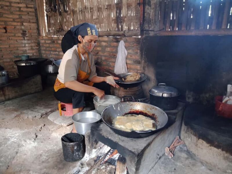 Yogyakarta: Borobudur ClimbUp, Village Bike & Prambanan Tour - FAQ