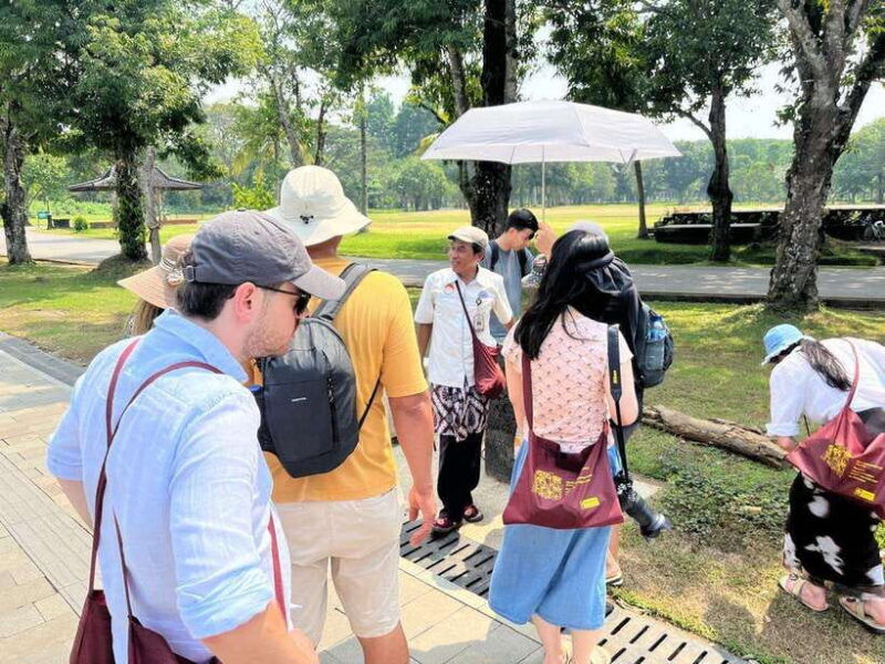 yogyakarta-borobudur-guarantee-climb-up-prambanan-tour