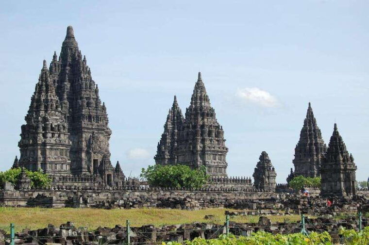 yogyakarta-borobudur-guarantee-climb-up-prambanan-tour