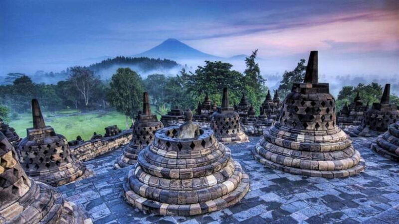 yogyakarta-borobudur-half-day-tour-with-climb-up-access