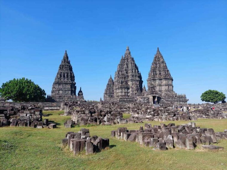 yogyakarta-borobudur-merapi-volcano-prambanan-1-day-tour