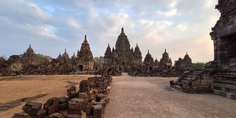 yogyakarta-borobudur-merapi-volcano-prambanan-temple