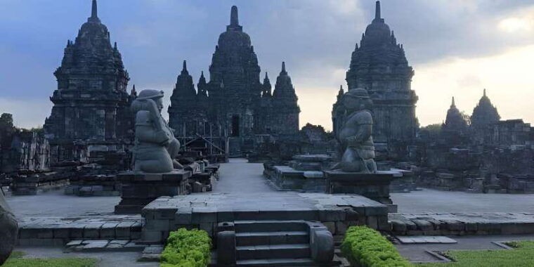 yogyakarta-borobudur-merapi-volcano-prambanan-temple