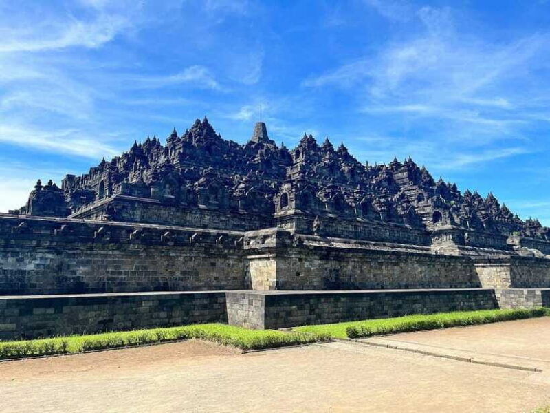 yogyakarta-borobudur-prambanan-guided-tour-with-transfer