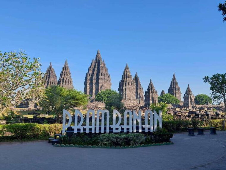yogyakarta-borobudur-prambanan-guided-tour-with-transfer