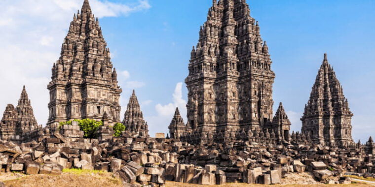 yogyakarta-borobudur-prambanan-java-nature-exploration