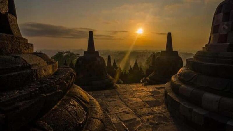 Yogyakarta : Borobudur sunrise climbup temple and prambanan - Key Points