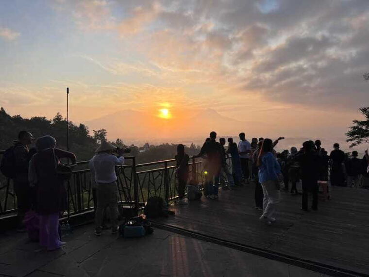 yogyakarta-borobudur-sunrise-from-setumbu-hill-shared-tour