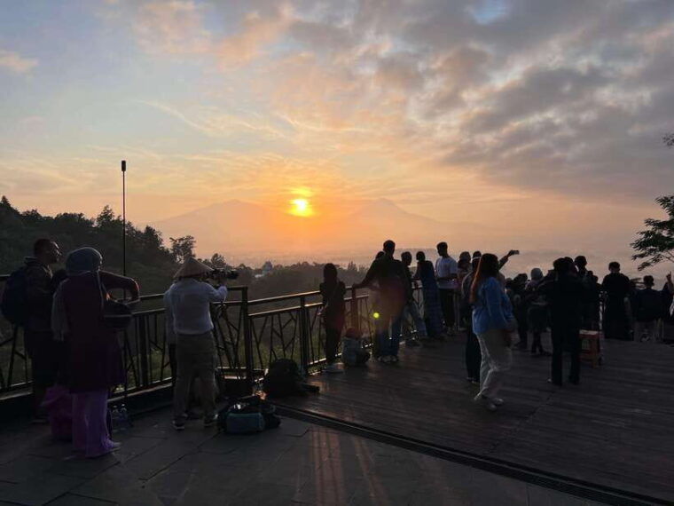 yogyakarta-borobudur-sunrise-from-setumbu-hill-shared-tour