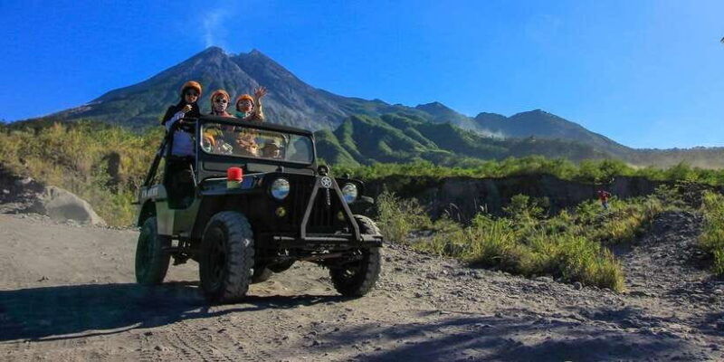 yogyakarta-borobudur-sunrise-merapi-volcano-prambanan