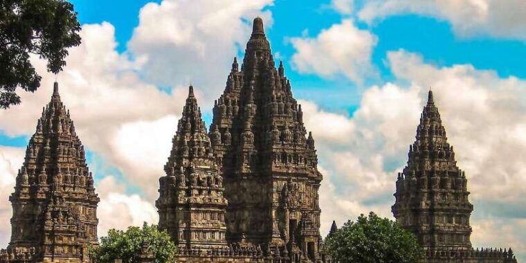 yogyakarta-borobudur-sunrise-merapi-volcano-prambanan