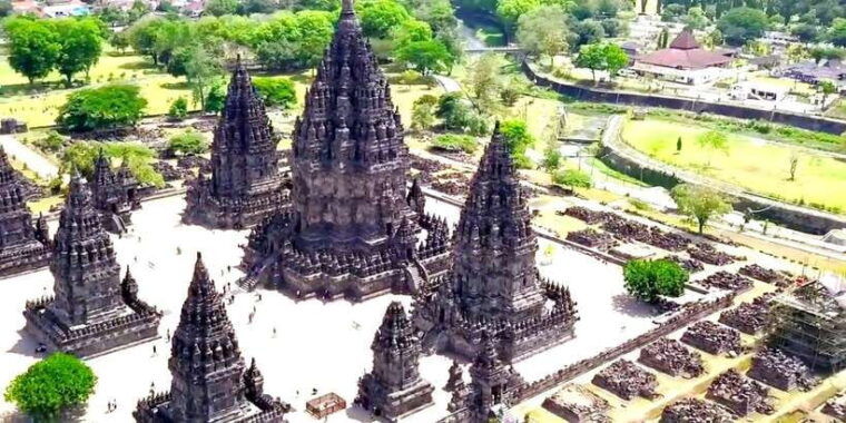yogyakarta-borobudur-sunrise-merapi-volcano-prambanan