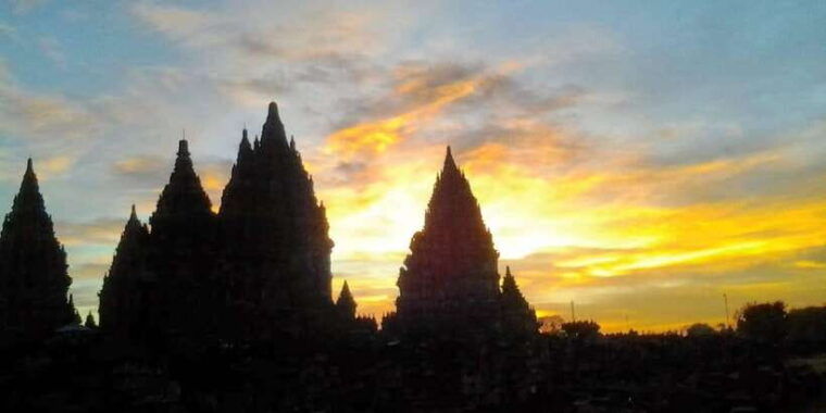 yogyakarta-borobudur-sunrise-merapi-volcano-prambanan