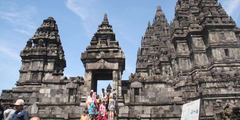 yogyakarta-borobudur-sunrise-prambanan-temple-guided-tour