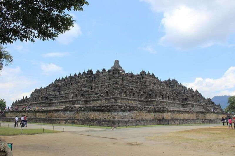 yogyakarta-borobudur-sunrise-tour-free-drone-footage