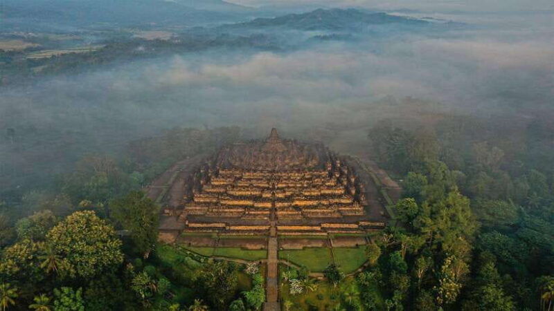 yogyakarta-borobudur-sunriseguarantee-climb-up-prambanan