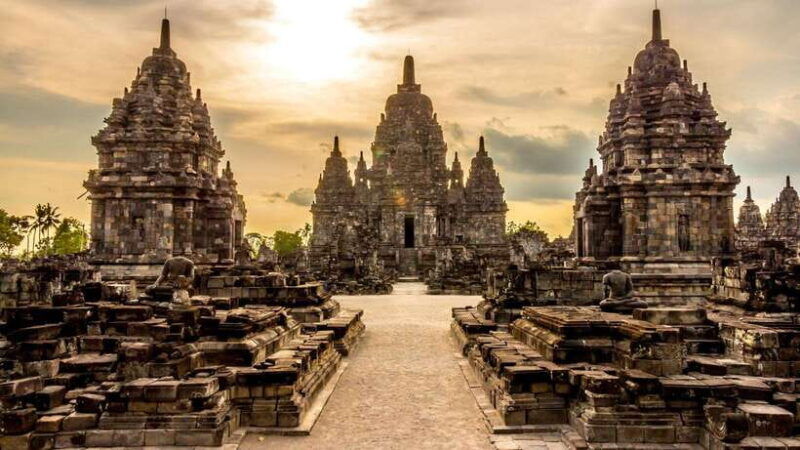 yogyakarta-borobudur-sunriseguarantee-climb-up-prambanan
