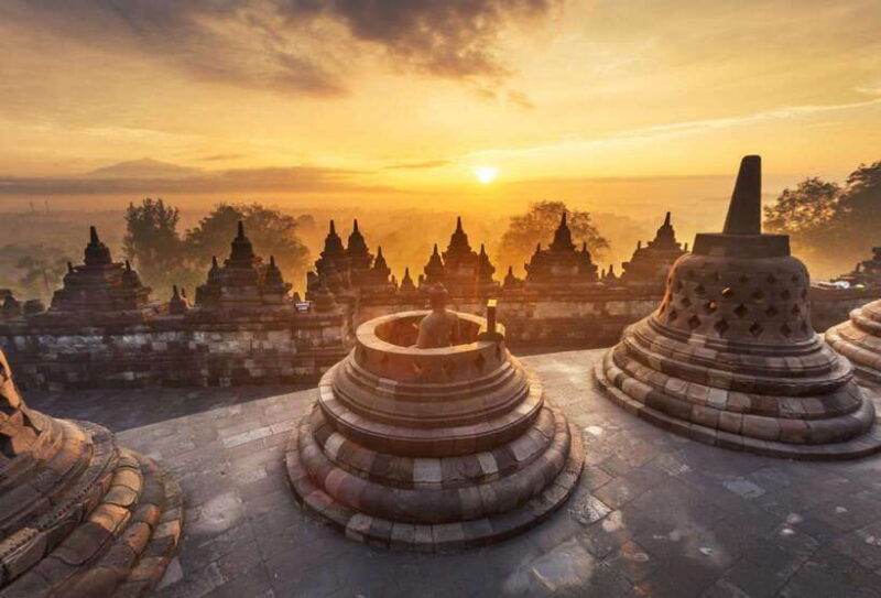 yogyakarta-borobudur-sunriseguarantee-climb-up-prambanan