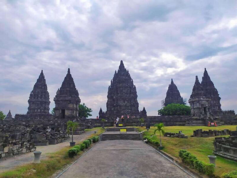 yogyakarta-borobudur-sunriseguarantee-climb-up-prambanan