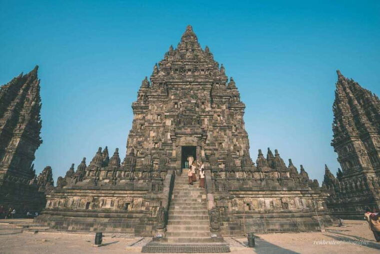 yogyakarta-borobudur-sunriseguarantee-climb-up-prambanan