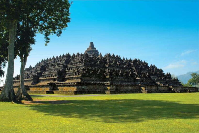 yogyakarta-borobudur-sunriseguarantee-climb-up-prambanan
