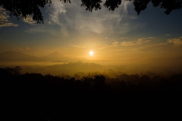 yogyakarta-borobudur-sunriseguarantee-climb-up-prambanan