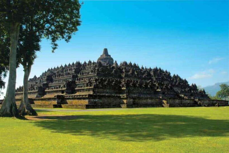 yogyakarta-borobudur-temple-and-mendut-temple