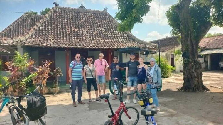 yogyakarta-borobudur-temple-cycling