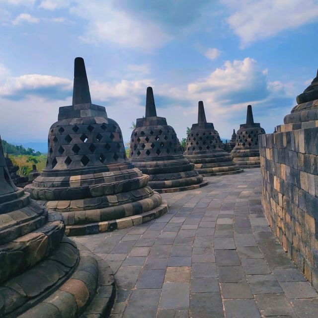 yogyakarta-borobudur-temple-half-day-tour-with-climb-up