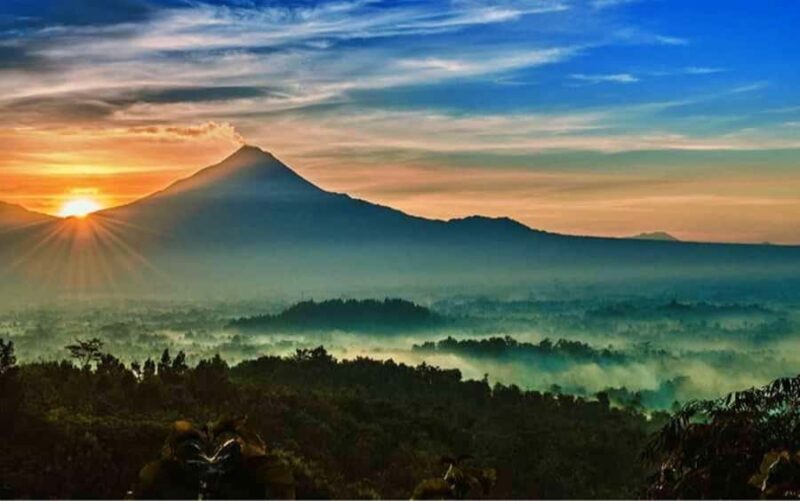 Yogyakarta: Borobudur Temple & Setumbu Hill Sunrise Tour - Key Points