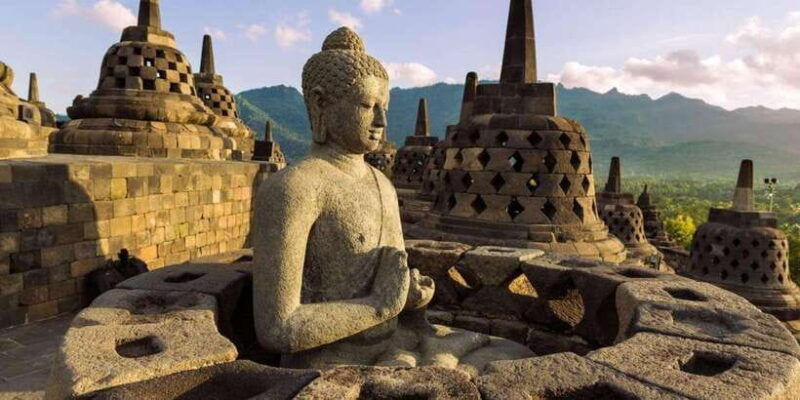 yogyakarta-borobudur-vip-climb-up-and-prambanan-temple-tour