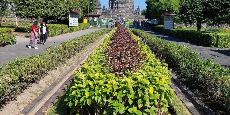 yogyakarta-borobudur-vip-climb-up-and-prambanan-temple-tour