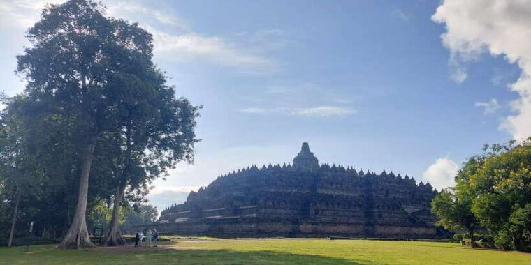 yogyakarta-borobudur-vip-climb-up-and-prambanan-temple-tour