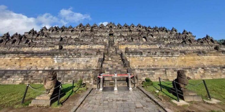 yogyakarta-borobudur-vip-climb-up-and-prambanan-temple-tour