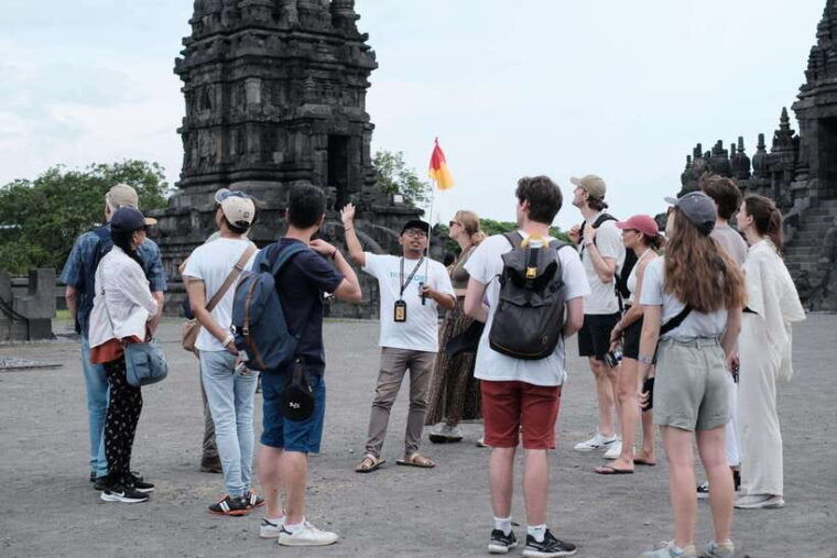 yogyakarta-borobudur-yard-and-prambanan-temple-tour