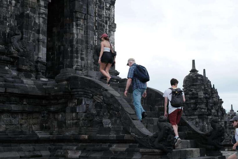yogyakarta-borobudur-yard-and-prambanan-temple-tour
