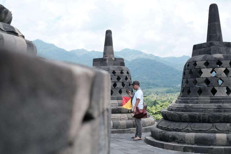 yogyakarta-borobudur-yard-and-prambanan-temple-tour