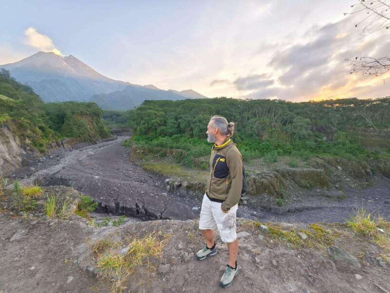 yogyakarta-borobudurclimb-up-temple-sunrise-mt-merapi