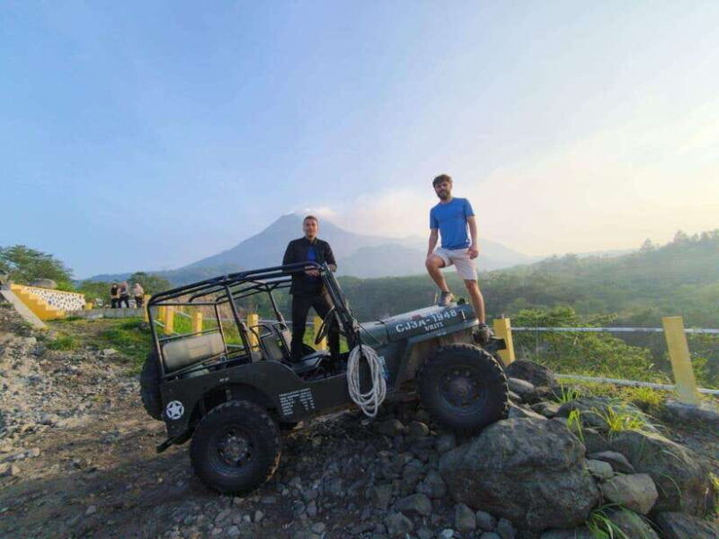 yogyakarta-borobudurclimb-up-temple-sunrise-mt-merapi