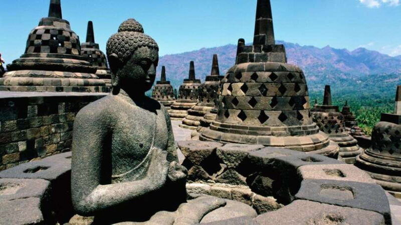 yogyakarta-borobudurclimb-up-temple-sunrise-mt-merapi