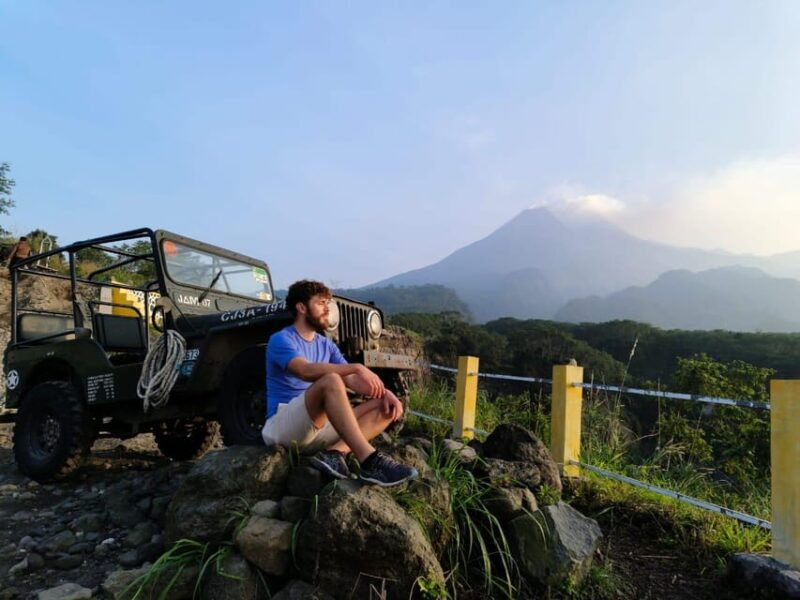 yogyakarta-borobudurclimb-up-temple-sunrise-mt-merapi